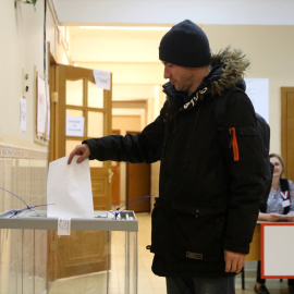 Un ciudadano ruso deposita su voto durante las elecciones presidenciales en San Petersburgo, Rusia, este sábado, 16 de marzo de 2024.