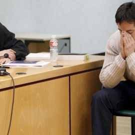 José Diego Yllanes (d), autor confeso de la muerte de Nagore Laffage, durante el juicio en Pamplona - Efe