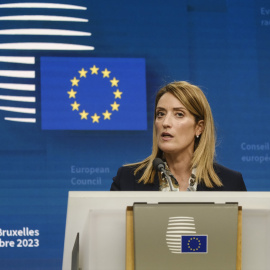 La presidenta del Parlamento Europeo, Roberta Metsola, celebra una conferencia de prensa durante la cumbre de líderes de la Unión Europea, a 14 de diciembre de 2023.