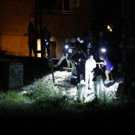 En la imagen, personal técnico del ferrocarril inspecciona las vías en busca de restos del accidente, en Montmeló (Barcelona), a 10 de septiembre de 2023.