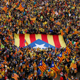 Miles de independentistas se manifiestan en Bruselas con pancartas contra la UE. REUTERS/Francois Lenoir
