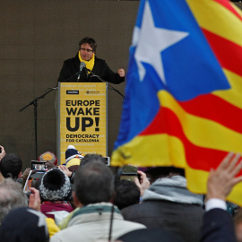 Carles Puigdemont habla en la manifestación a favor de la independencia de Catalunya celebrada en Buselas. REUTERS/Yves Herman