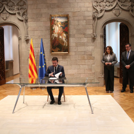 El president del Govern, Pere Aragonès, signant el decret de convocatòria de les eleccions del 12-M al Palau de la Generalitat