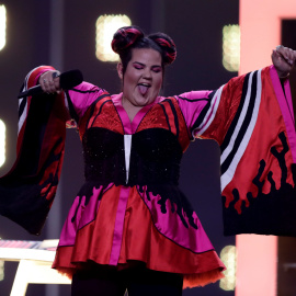 Netta de Israel interpreta a "Toy" durante el ensayo general de la Semi-Final 1 para el Eurovision Song Contest 2018 en la sala Altice Arena en Lisboa, Portugal, el 7 de mayo de 2018. REUTERS / Rafael Marchante