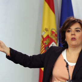 La vicepresidenta del Gobierno, Soraya Sáenz de Santamaría, durante la rueda de prensa posterior a la reunión del Consejo de Ministros que ha ofrecido junto al portavoz del Ejecutivo, Íñigo Méndez de Vigo. EFE/J.J. Guillén