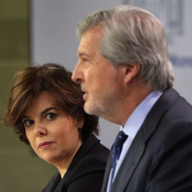 La vicepresidenta del Gobierno, Soraya Sáenz de Santamaría, junto al portavoz del Ejecutivo, Íñigo Méndez de Vigo.- EFE