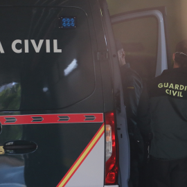 Un Guardia Civil saca de un furgón policial a César Román Viruete para declarar en un juicio celebrado en la Audiencia Provincial de Madrid, a 12 de mayo de 2021, en Madrid.