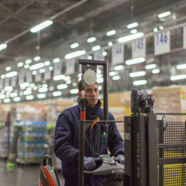 Trabajador en un bloque logístico de Mercadona