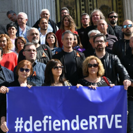 Trabajadores de RTVE con todos los grupos parlamentarios, menos el PP, en las puertas del Congreso. TWITTER/@VeraNoelia