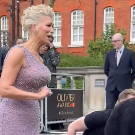 Instante en el que la actriz Hannah Waddingham interpela al fotógrafo.