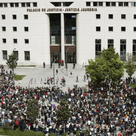 Cientos de personas frente al Palacio de Justicia de Navarra  EFE/ Jesus Diges