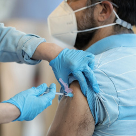 10/03/2022. Una persona recibe una vacuna contra la covid-19, en el Hospital Infanta Sofía, a 30/01/2021.