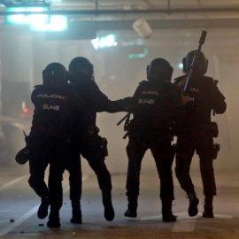 14/10/2019.- Miembros de la Policía Nacional cargan contra manifestantes en el parking del Aeropuerto de El Prat donde miles de personas continúan concentradas después de que la plataforma Tsunami Democràtic haya llamado a paralizar la actividad del a