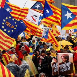 Participantes con esteladas en la manifestación convocada por ANC en Bruselas.. REUTERS/Yves Herman