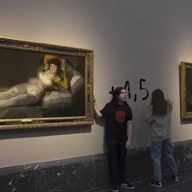 Dos activistas se pegaron a los marcos de 'Las Majas' de Goya en el Museo del Prado, a 5 de noviembre de 2022.