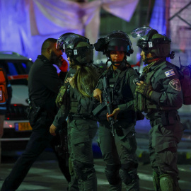 Soldados del Ejército de Israel controlan las inmediaciones de la sinagoga atacada en Jesuralén, a 27 de enero de 2023.