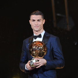 El futbolista del Real Madrid Cristiano Ronaldo posa con el Balón de Oro durante la ceremonia de entrega del trofeo en París (Francia). EFE/Faugere Franck-L'Equipe