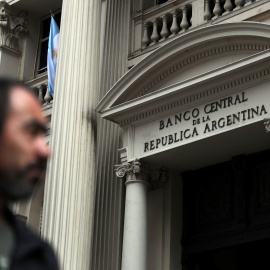 Un homber pasa junto a la sede del Banco Central argentino, en el distrito financiero de Buenos Aires. REUTERS/Marcos Brindicci