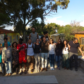 Efi Latsoudi (vestido de flores), Onio Reina (de blanco en el centro) y Enrique Rodríguez (de marrón) con su novia, Gabriela García Santos y la de Julio Latorre, Miriam Vázquez (gafas de sol) el resto de activistas en la visita a PIKPA. MARÍA IGLESIA
