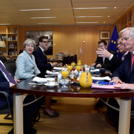 El presidente de la Comisión Europea, Jean-Claude Juncke (2º dcha), y el negociador de la UE para el brexit, Michel Barnier (dcha), con la primera ministra británica, Theresa May (2º izq), y el ministro británico para la Salida de la Unión Europea, 