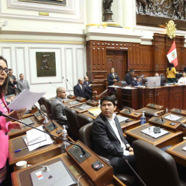 El pleno del Congreso de Perú aprobando la propuesta de reconsiderar la fecha de adelanto de las elecciones generales en el país para este año.