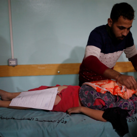 Un niña palestina herida durante los bombardeos israelíes en Gaza.- REUTERS