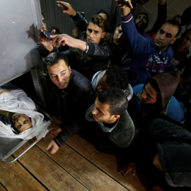 Varios palestinos observan el cadáver de uno de los fallecidos durante las protestas en Gaza por fue de las fuerzas israelíes.- REUTERS/Mohammed Salem