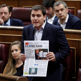 El líder de Cs, Albert Rivera, durante su intervención en la sesión de control al Gobierno en el Congreso de los Diputados, pregunta al presidente del Gobierno, Mariano Rajoy, por qué el Gobierno no ha recurrido aún ante el Tribunal Constitucional el