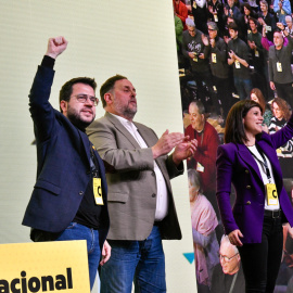 El presidente de la Generalitat, Pere Aragonès junto al líder de ERC, Oriol Junqueras, y la secretaria general adjunta de ERC, Marta Vilalta, en Lleida, a 28 de enero de 2023.