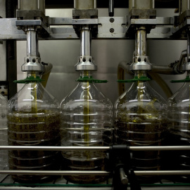 Garrafas de aceite de oliva en una fábrica de Andalucía.
