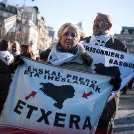 Una mujer sujeta una pancarta en París que pide la reagrupación de los presos de ETA.EFE/Julien de Rosa