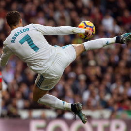 Cristiano Ronaldo remata de bolea en el partido de la decimoquinta jornada de La Liga Santander, ante el Sevilla.EFE/Rodrigo Jimenez