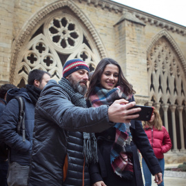 La candidata de Ciudadanos (Cs) a la Presidencia de la Generalitat, Inés Arrimadas, se fotografía junto a un simpatizante durante el acto de campaña  en la Seu Vella de Lleida. EFE/ Enric Fontcuberta
