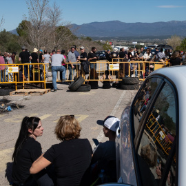 Funcionarios de prisiones se concentran en el corte del acceso a la cárcel de Puig de les Basses, en Figueres, Girona, Catalunya.