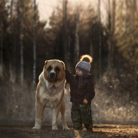 Imagen de un niño con su mascota. EUROPA PRESS
