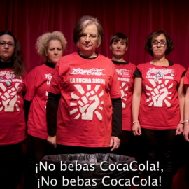 'Espartanas' de Coca-Cola reclaman el boicot a la marca de refrescos en una campaña navideña.