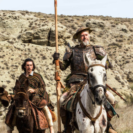 Fotograma de la película 'El hombre que mató a don Quijote' con Jonathan Pryce y Adam Drive.