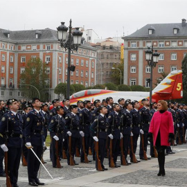 La ministra de Defensa, María Dolores de Cospedal, preside la parada militar con motivo de la celebración de la Virgen de Loreto, patrona del Ejército del Aire, acompañada por el jefe de Estado Mayor del Ejército del Aire, general Javier Salto (d), e