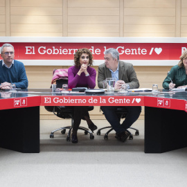 La ministra de Hacienda, María Jesús Montero (c), conversa con Santos Cerdán, vicecoordinador general de Organización, ante la portavoz del Comité Electoral, Pilar Alegría (d) durante la reunión de los miembros del Comité Electoral este lunes en l