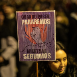 20/3/24 - Una mujer sostiene un cartel durante la manifestación convocada por la Comisión 8M por el Día Internacional de la Mujer, a 8 de marzo de 2024, en Madrid (España).