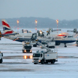 Un avión rodeado de nieve ne el aeropuerto de Duesseldorf. - AFP