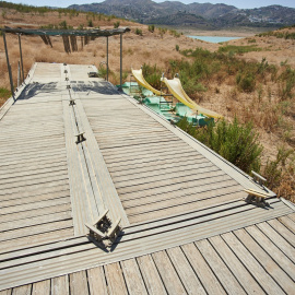 La vegetación crece alrededor de hidropedales abandonados y presa en el embalse de Viñuela, al 29% de su capacidad.