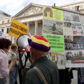 Concentración convocada por la Comisión coordinadora de Colectivos de Memoria Histórica y de Víctimas del Franquismo, frente al Congreso de los Diputados por el aniversario del "día de la victoria contra el fascismo en Europa". EFE/Juan Carlos Hidalg