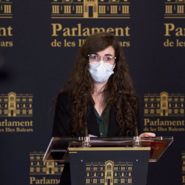 La portavoz adjunta de Unidas Podemos en el Parlament, Esperança Sans, en una rueda de prensa (imagen de archivo).
