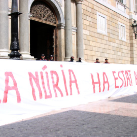 Una pancarta a les portes de la Generalitat recorda l'assassinat de la cuinera a la presó de Mas d'Enric