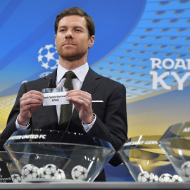 Xabi Alonso sujeta el papel del PSG, rival del Real Madrid. - EFE