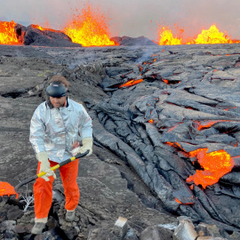 Imagen del USGS muestra a un geólogo del Observatorio de Volcanes de Hawai recolectando muestras de lava en el volcán Kilauea después de la erupción del volcán el 10 de septiembre.