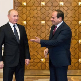 El presidente ruso, Vladimir Putin, junto al de Egipto, Abdel Fattah al-Sisi, durante una visita a El Cairo tras su paso por Siria. - EFE