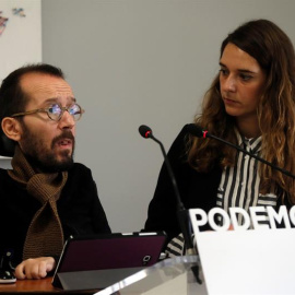 Los portavoces de Podemos Pablo Echenique y Noelia Vera. - EFE