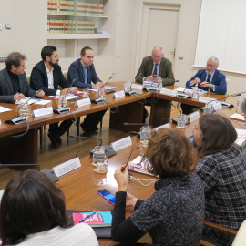 Los concejales responsables de Vivienda de Madrid, Barcelona, Cádiz, Santiago de Compostela, A Coruña, Valencia y Zaragoza, con el secretario de Estado de Infraestructuras, Transportes y Vivienda, Julio Gómez-Pomar.